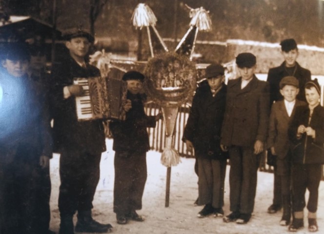 grupa kolednicza z gwiazda w Jelesni